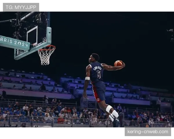 特写：爱德华兹完成抢断后快攻暴扣，回防时示意主场观众提升助威声浪