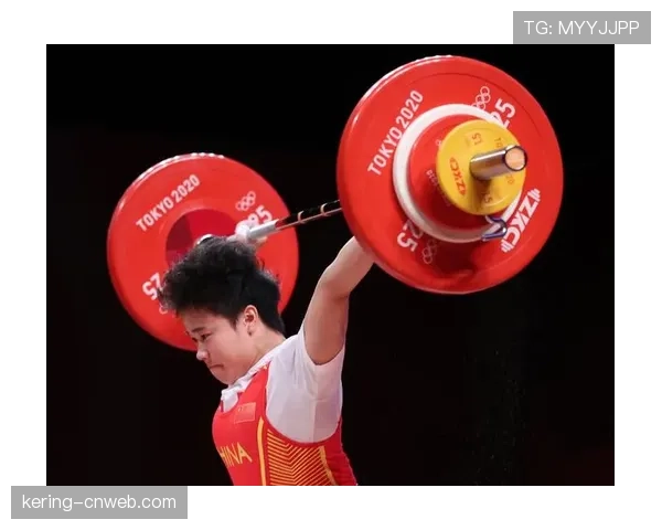 侯志慧赛后与泰国劲敌互披国旗合影，展现举重台下的友谊